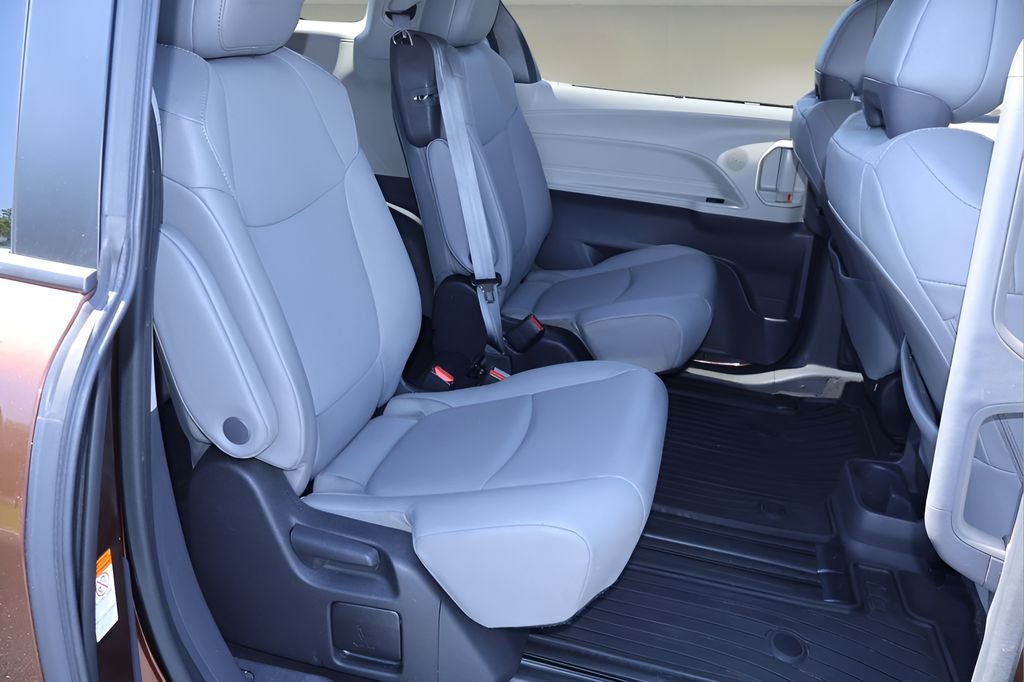 2022 Toyota Sienna XLE 8 Passenger