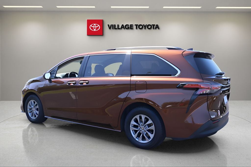 2022 Toyota Sienna XLE 8 Passenger