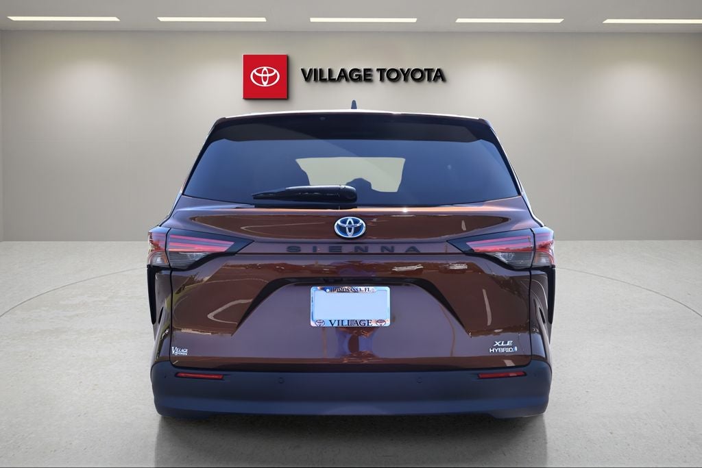 2022 Toyota Sienna XLE 8 Passenger