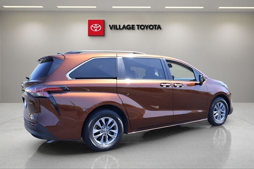 2022 Toyota Sienna XLE 8 Passenger