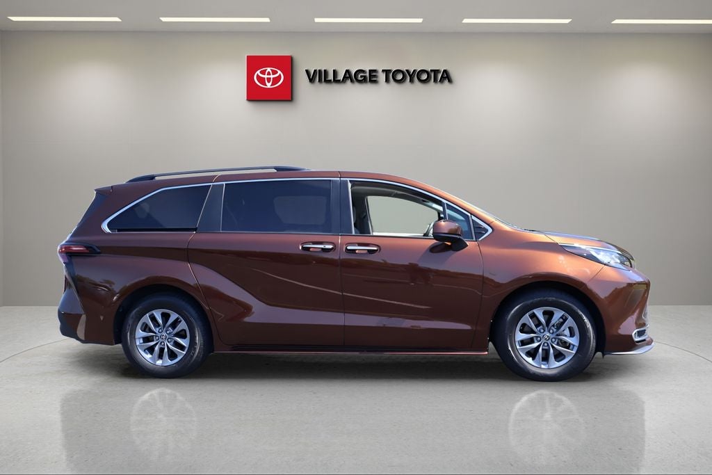 2022 Toyota Sienna XLE 8 Passenger