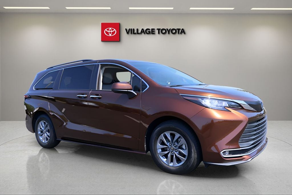2022 Toyota Sienna XLE 8 Passenger