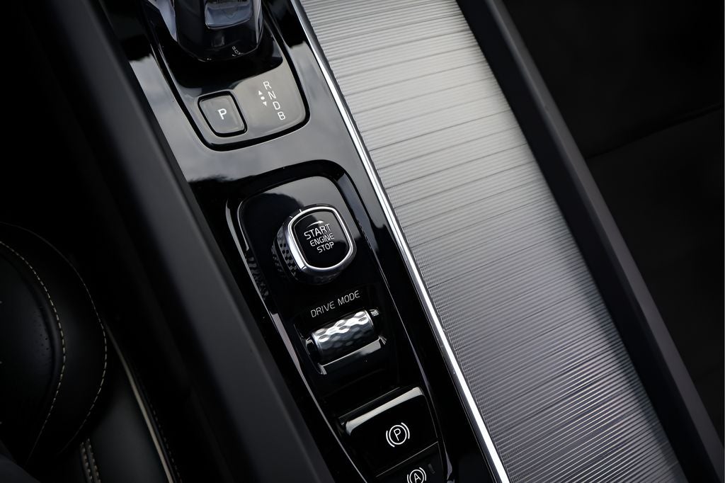 2018 Volvo XC60 Hybrid T8 R-Design