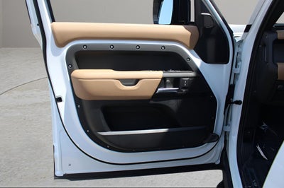 2025 Land Rover Defender 110 V8