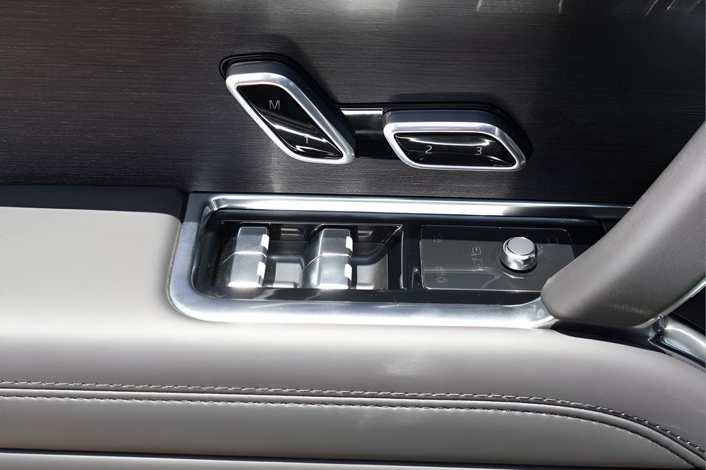 2025 Land Rover Range Rover Plug-In Hybrid SE