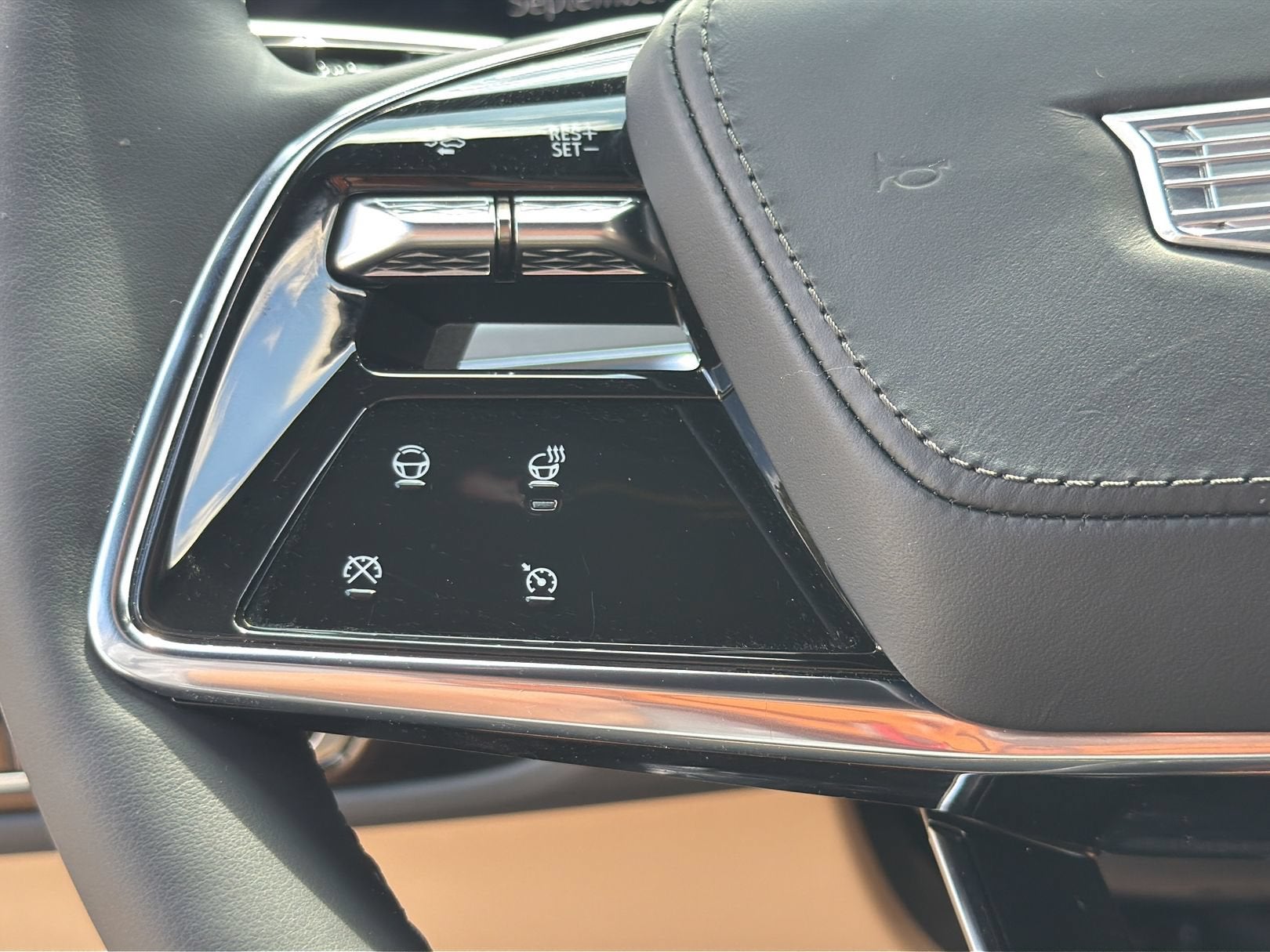 2024 Cadillac LYRIQ Luxury 3
