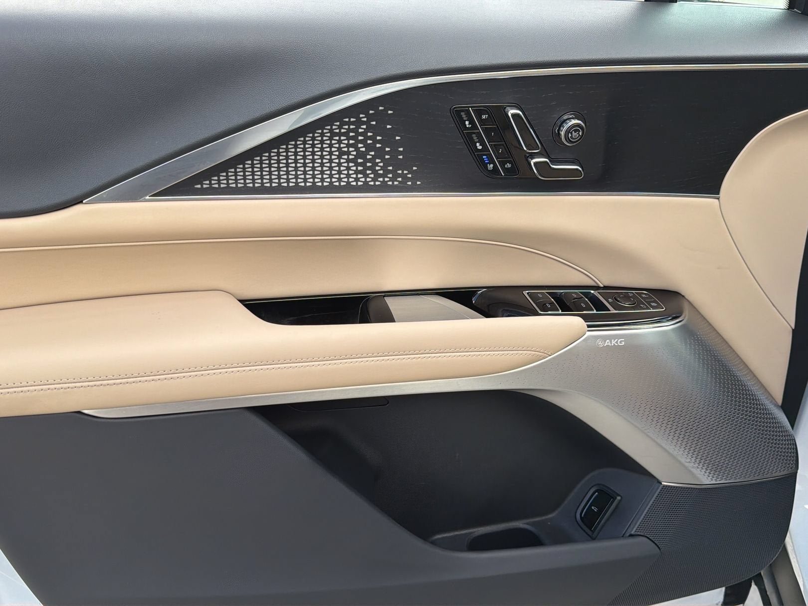 2024 Cadillac LYRIQ Luxury 3