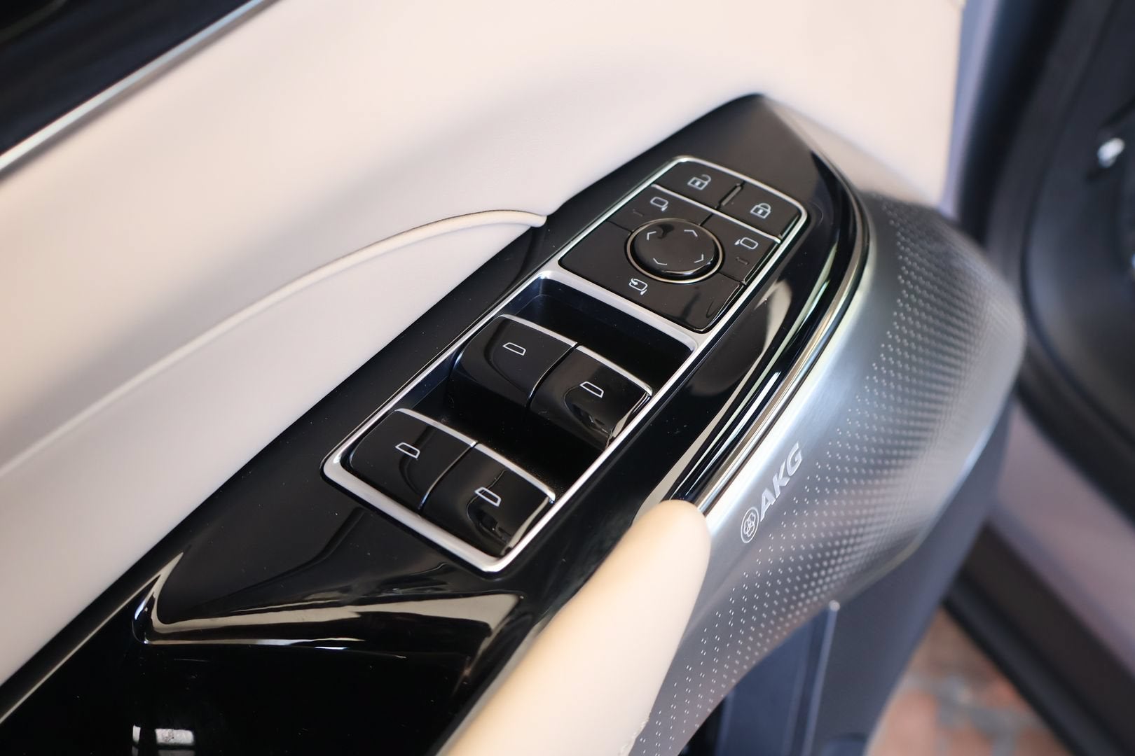2024 Cadillac LYRIQ Luxury 3
