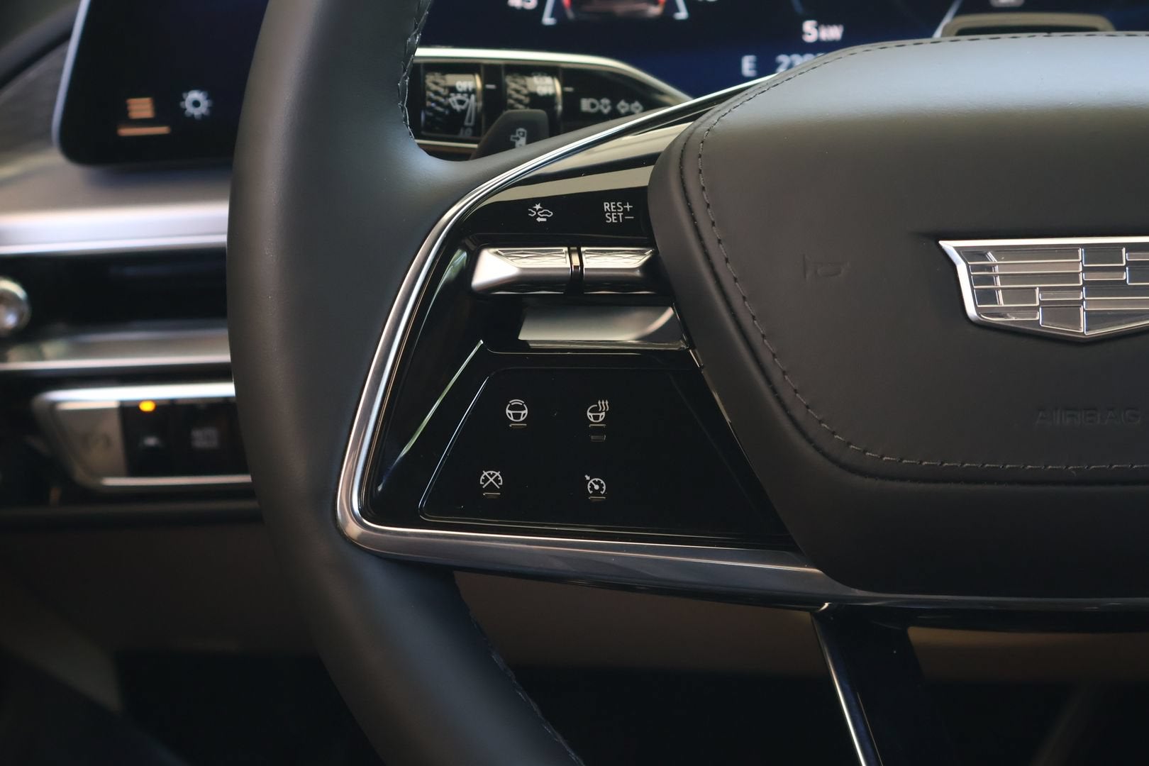 2024 Cadillac LYRIQ Luxury 3