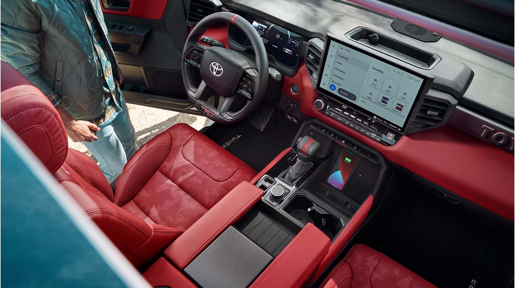 Large Multimedia Touchscreen Interior Front